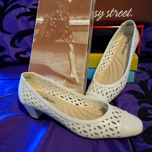 Women's Easy Street white pumps